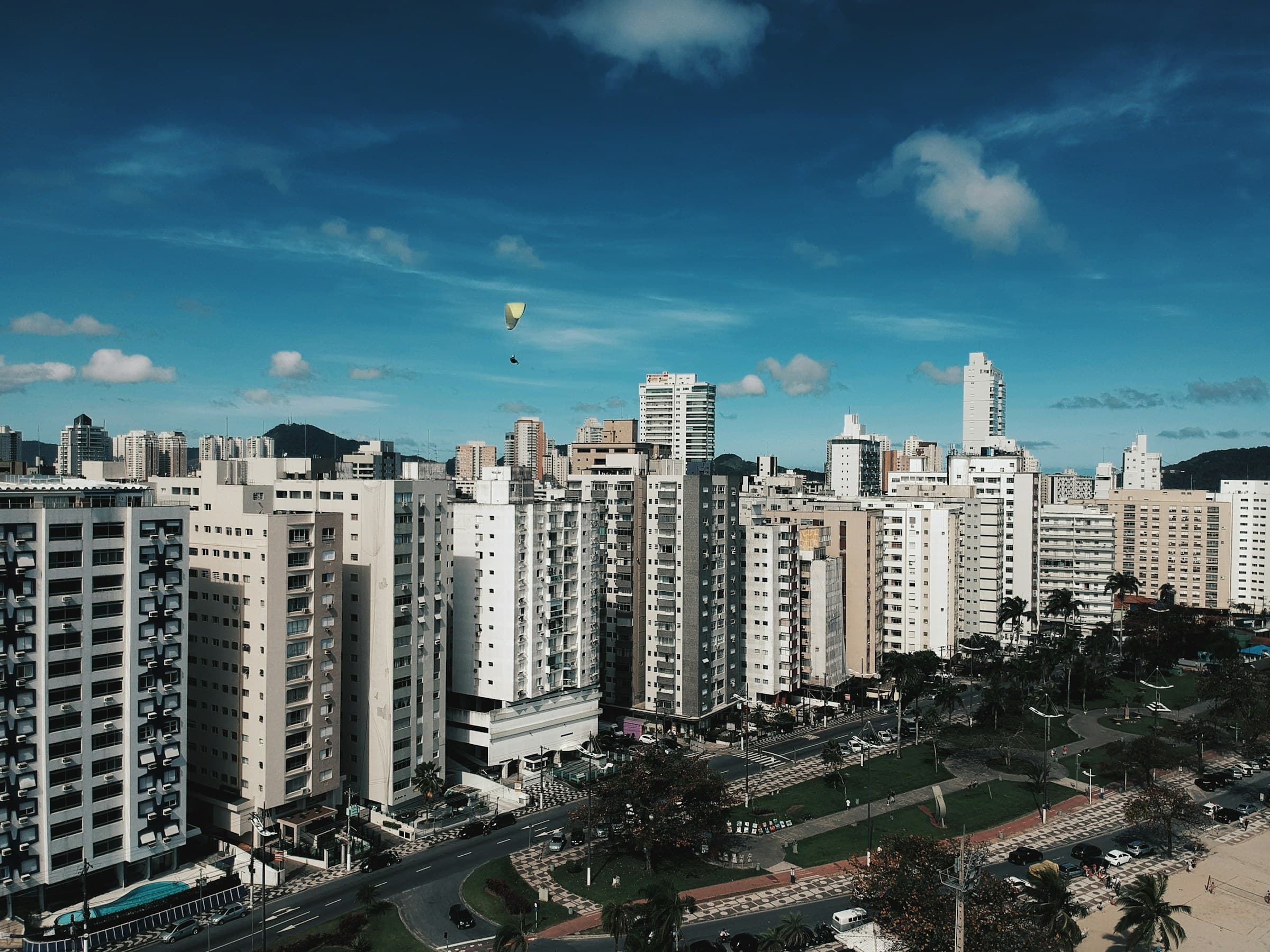 Torres residenciais em dia de céu azul